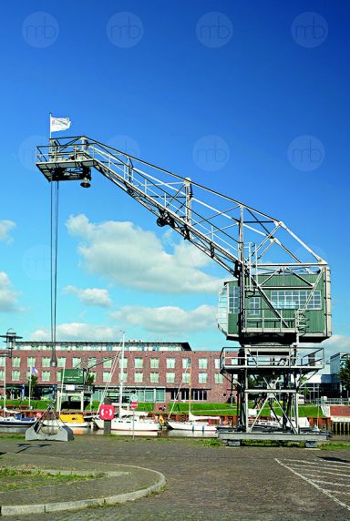Stade, Kran am Stadthafen